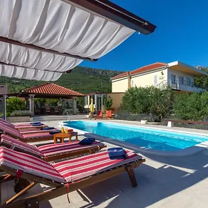 https://villa-oliva-kastela.hotels-in-trogir.com